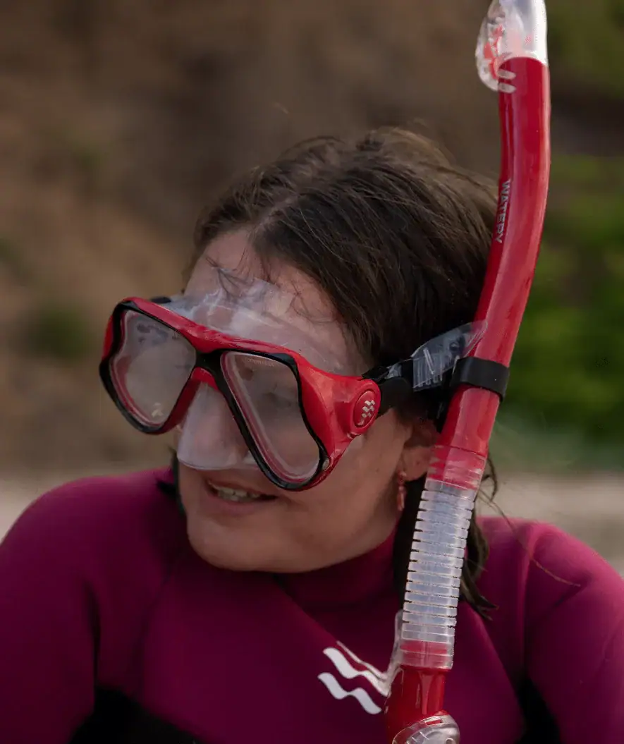 Kobieta w czerwonym zestawie do snorkelingu Hudson